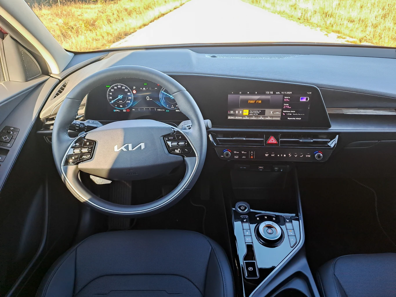 Kia Niro EV wyposażona jest w dwa ekrany o przekątnej 10,25 cala.
