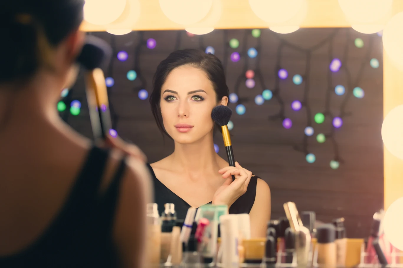 Jak zrobić idealny makijaż na karnawałowe przyjęcie? Jak zrobić idealny makijaż na karnawałowe przyjęcie?
