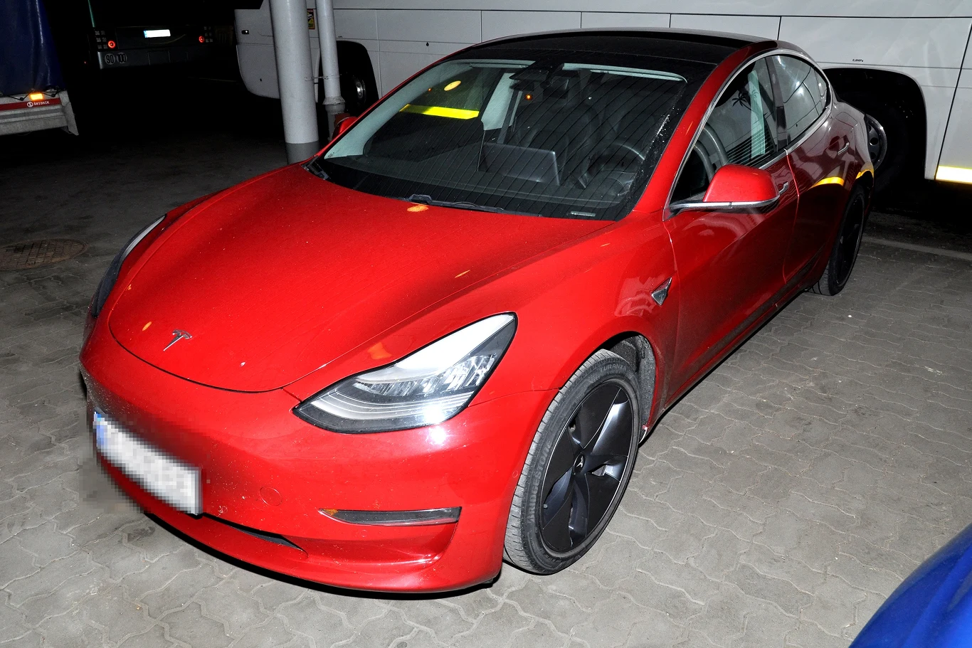 Innym, dosyć egzotycznym przykładem może być elektryczna Tesla Model 3. / Fot. Bieszczadzki Oddział SG