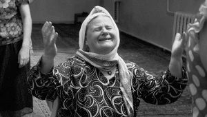 Azerka modląca się w jednej z szyickich świątyń niedaleko Baku, w 1990 roku