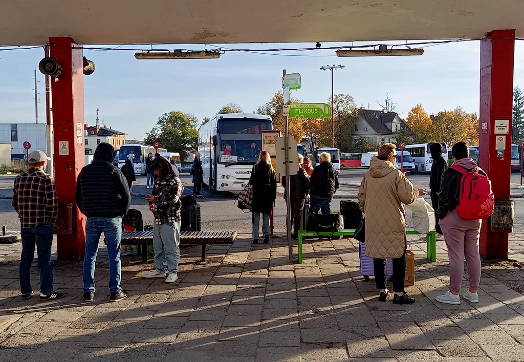 "Niewidzialna ręka rynku" nie sprawiła, że wszędzie tam, skąd zniknęły PKS-y, pojawili się prywatni przewoźnicy. Fundusz autobusowy ma zmienić tę sytuację