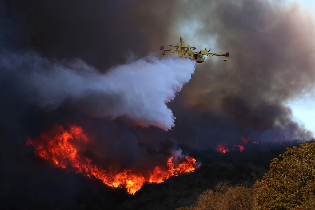 Samolot podczas gaszenia pożaru w Pacific Palisades na obrzeżach Los Angeles Samolot podczas gaszenia pożaru w Pacific Palisades na obrzeżach Los Angeles