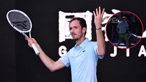 Daniił Miedwiediew niszczy rakietę i kamerę na siatce podczas Australian Open