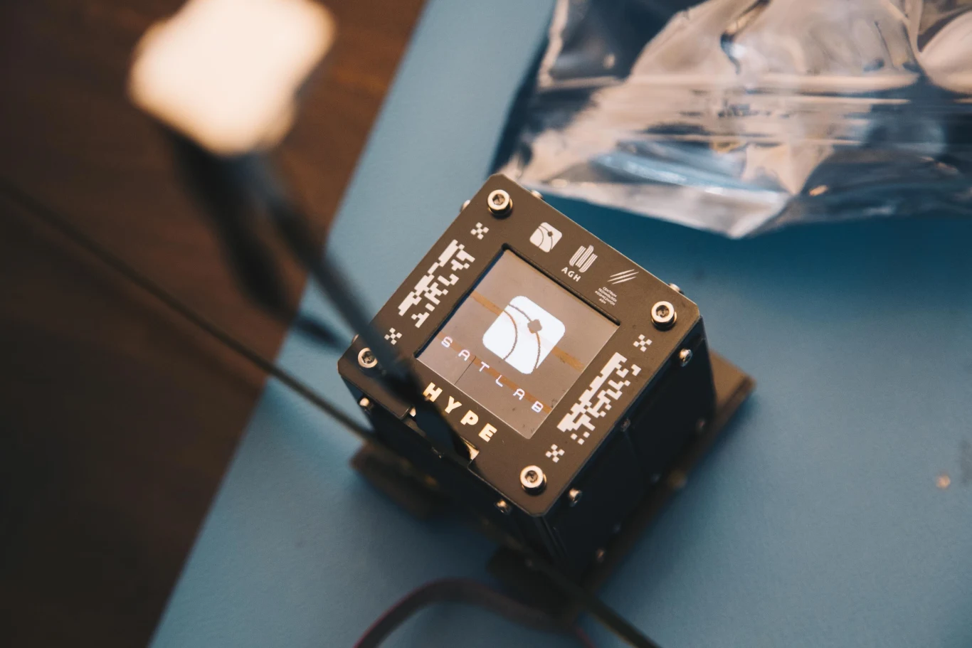 Satelita HYPE ma wymiary 5 x 5 x 5 cm. Jest wielkości kostki Rubika. Satelita HYPE ma wymiary 5 x 5 x 5 cm. Jest wielkości kostki Rubika.