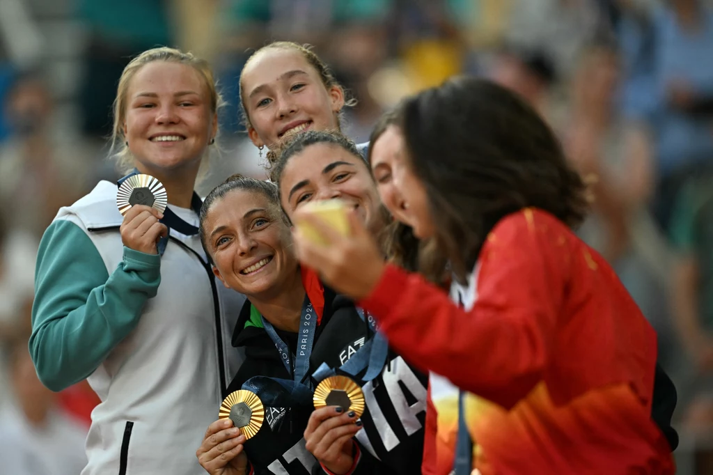 Diana Sznajder (z tyłu z lewej) i Mirra Andriejewa (obok) dostały w Rosji odznaczenia po srebrnym medalu olimpijskim Diana Sznajder (z tyłu z lewej) i Mirra Andriejewa (obok) dostały w Rosji odznaczenia po srebrnym medalu olimpijskim