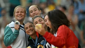 Diana Sznajder (z tyłu z lewej) i Mirra Andriejewa (obok) dostały w Rosji odznaczenia po srebrnym medalu olimpijskim