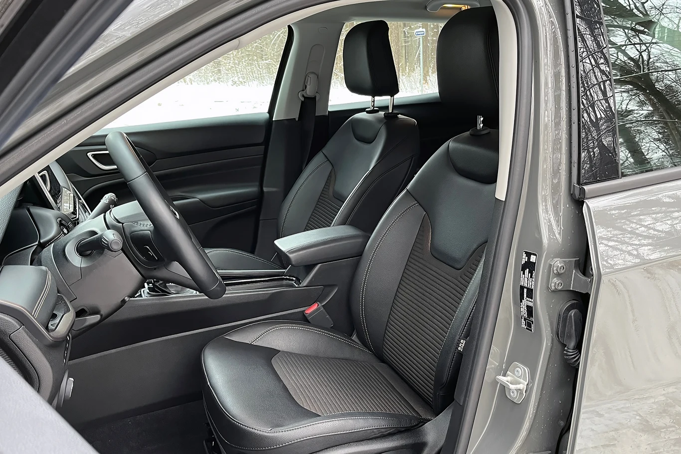 Po wnętrzu Jeepa Compass nie widać solidnego stażu rynkowego. Po wnętrzu Jeepa Compass nie widać solidnego stażu rynkowego.