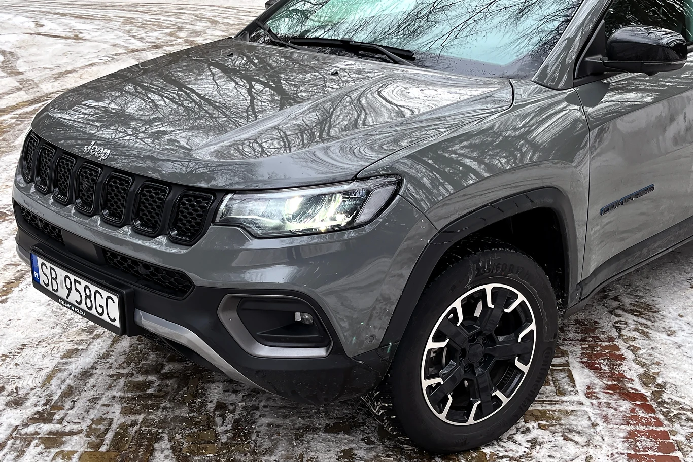 Jeep Compass w wersji Overland otrzymał podciętą dolną część nadwozia z przodu. Jeep Compass w wersji Overland otrzymał podciętą dolną część nadwozia z przodu.