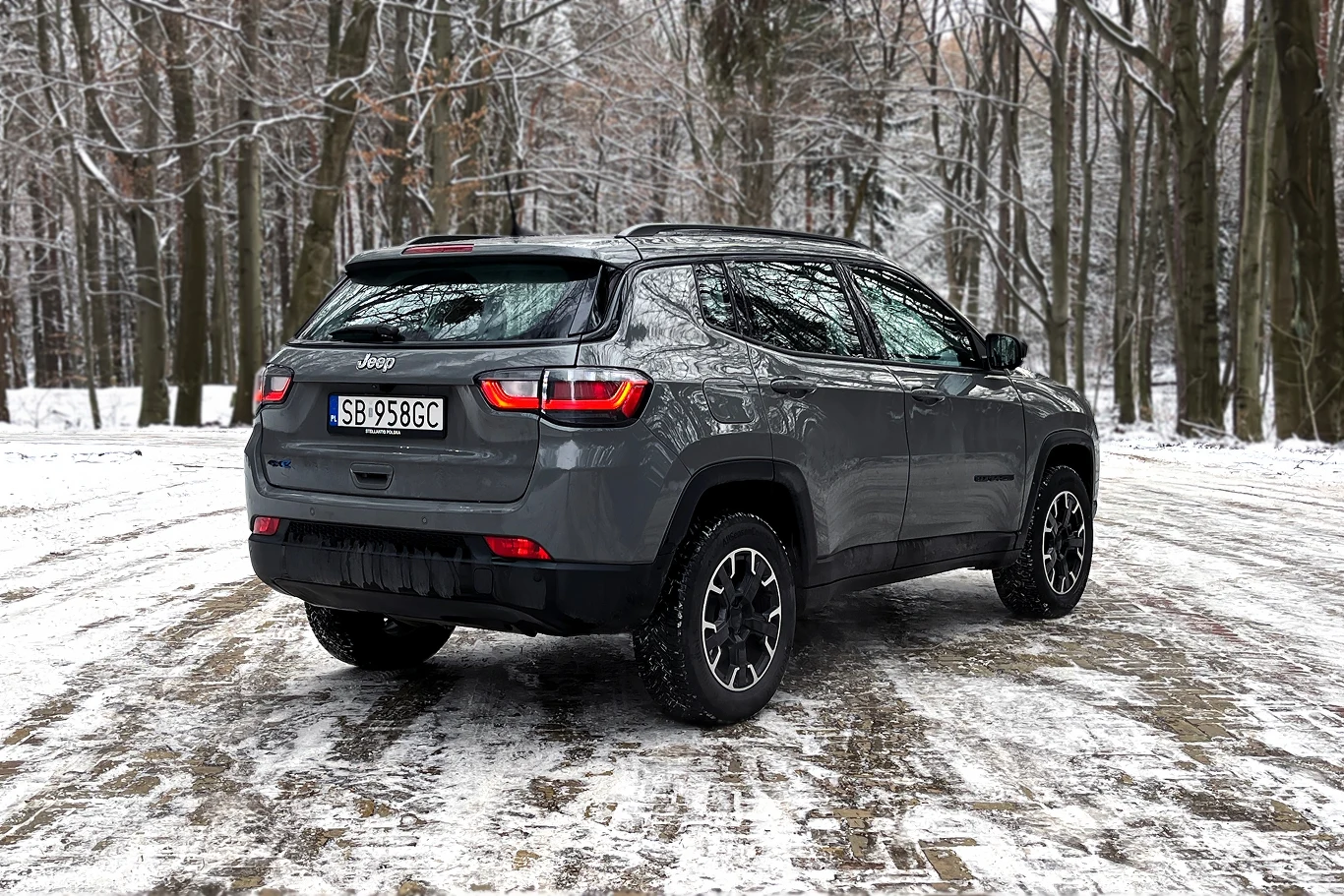 Tył auta jest taki sam we wszystkich wersjach. Tył auta jest taki sam we wszystkich wersjach.