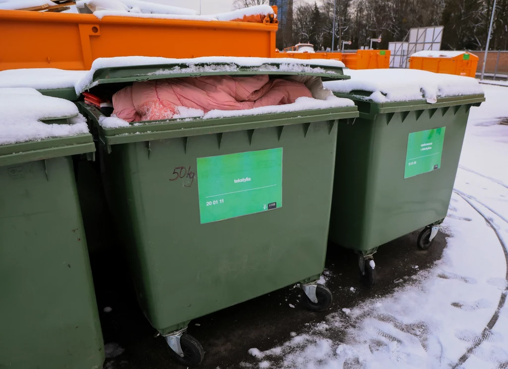 Pojemniki na tekstylia w kolejnych miastach