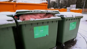 Pojemniki na tekstylia w kolejnych miastach