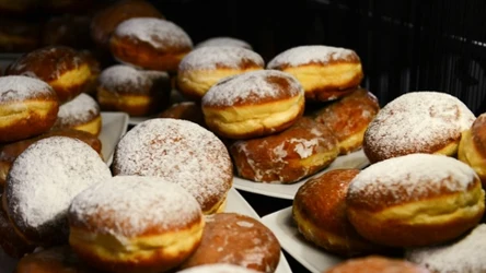 Pieczone pączki przygotowane w domu mogą smakować lepiej od tych z cukierni