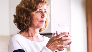 Odwodnienie prowadzi do spadku ciśnienia tętniczego krwi i zaburzeń koncentracji. Skąd bierze się niechęć do picia?