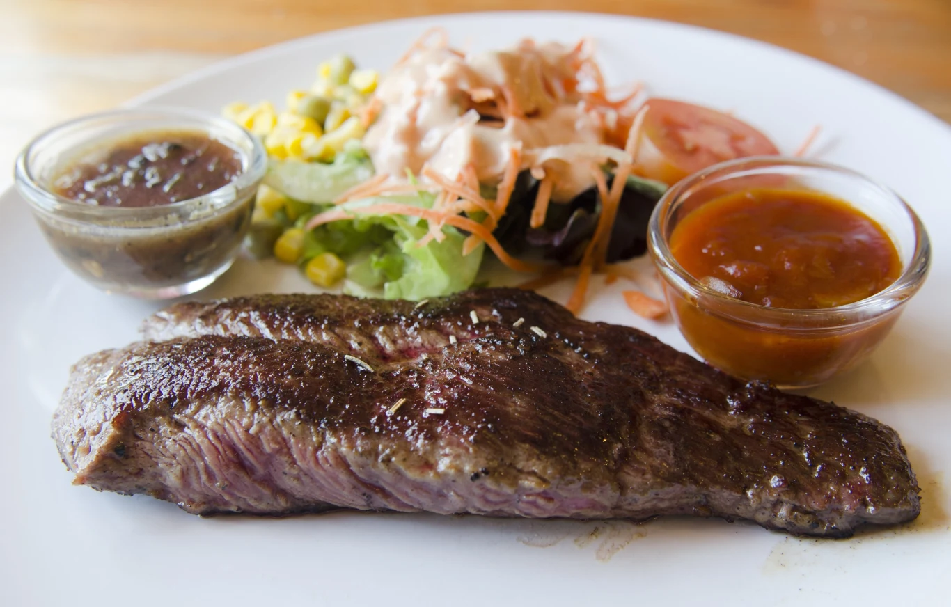 Mięso strusia jest dietetyczne i niezwykle pożywne, świetnie smakuje w wersji grillowanej Mięso strusia jest dietetyczne i niezwykle pożywne, świetnie smakuje w wersji grillowanej