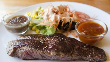 Mięso strusia jest dietetyczne i niezwykle pożywne, świetnie smakuje w wersji grillowanej 