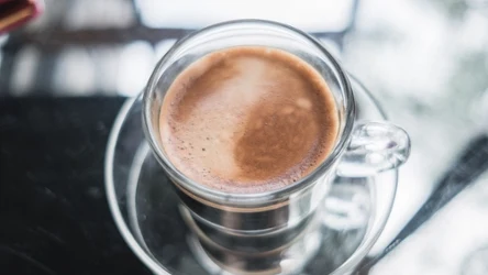 Do kawy można dosypywać różne dodatki, aby wzmocnić jej smak i właściwości zdrowotne. 