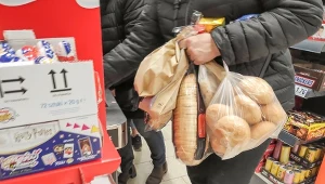 Które sklepy są mało tolerancyjne wobec jedzenia przed zapłatą?