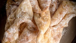 Cudownie chrupią, smakują wspaniale. Przepis na najbardziej kruche faworki