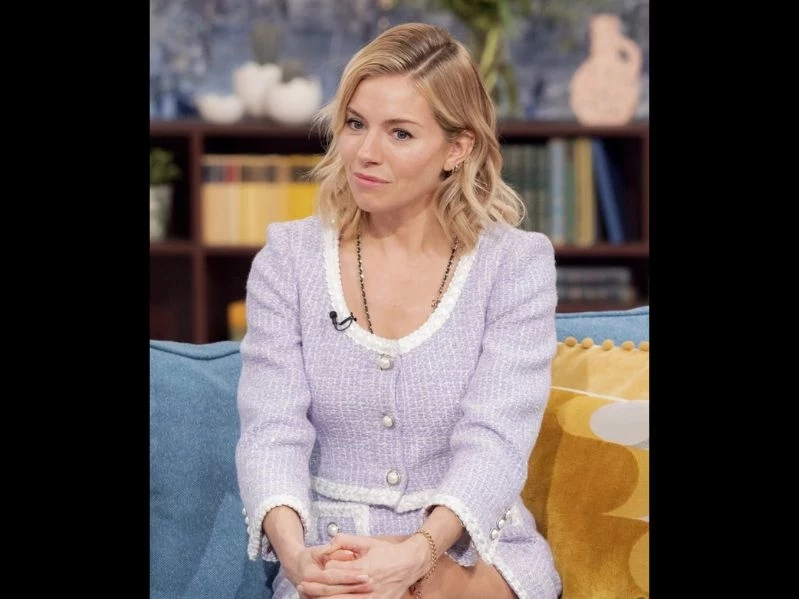 Sienna Miller często sięga po kreacje inspirowane babcinym stylem