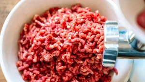 Chcesz zamrozić mięso mielone? Trzeba je przygotować w specjalny sposób
