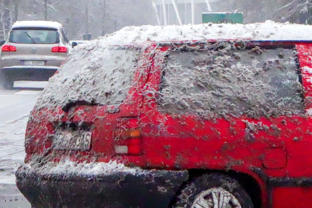 Czy można dostać mandat za brudne auto? To możliwe w pewnych sytuacjach.