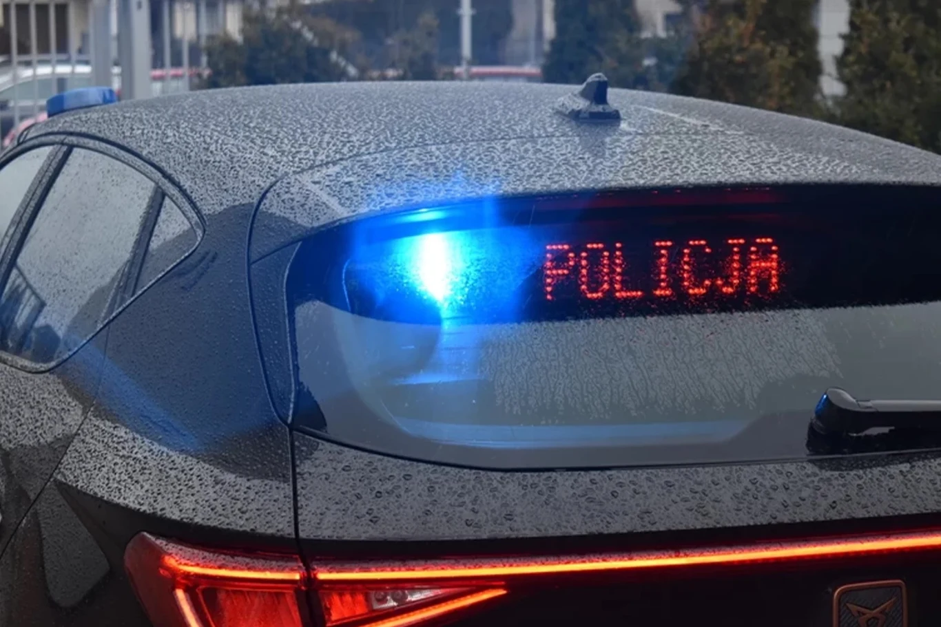 Załoga nieoznakowanego radiowozu może wydawać polecenia kierowcom, korzystając z tablicy umieszczonej za tylną szybą pojazdu