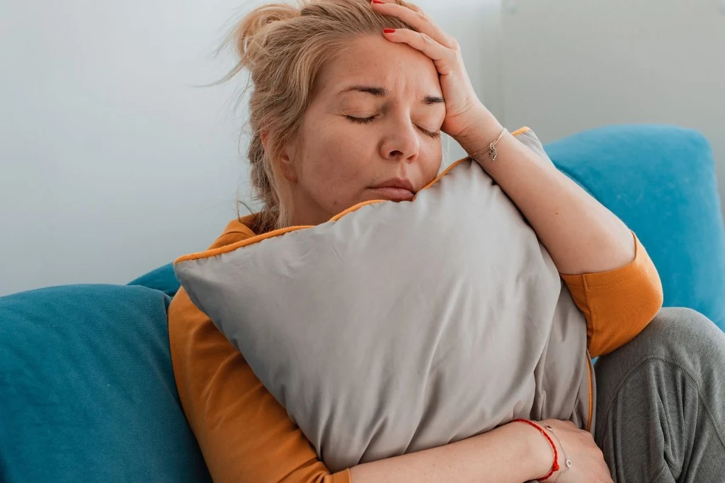 Wyjaśniamy, jak objawia się niedobór witaminy B12 i jakich produktów nie może zabraknąć w codziennej diecie