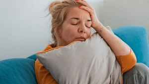 Wyjaśniamy, jak objawia się niedobór witaminy B12 i jakich produktów nie może zabraknąć w codziennej diecie