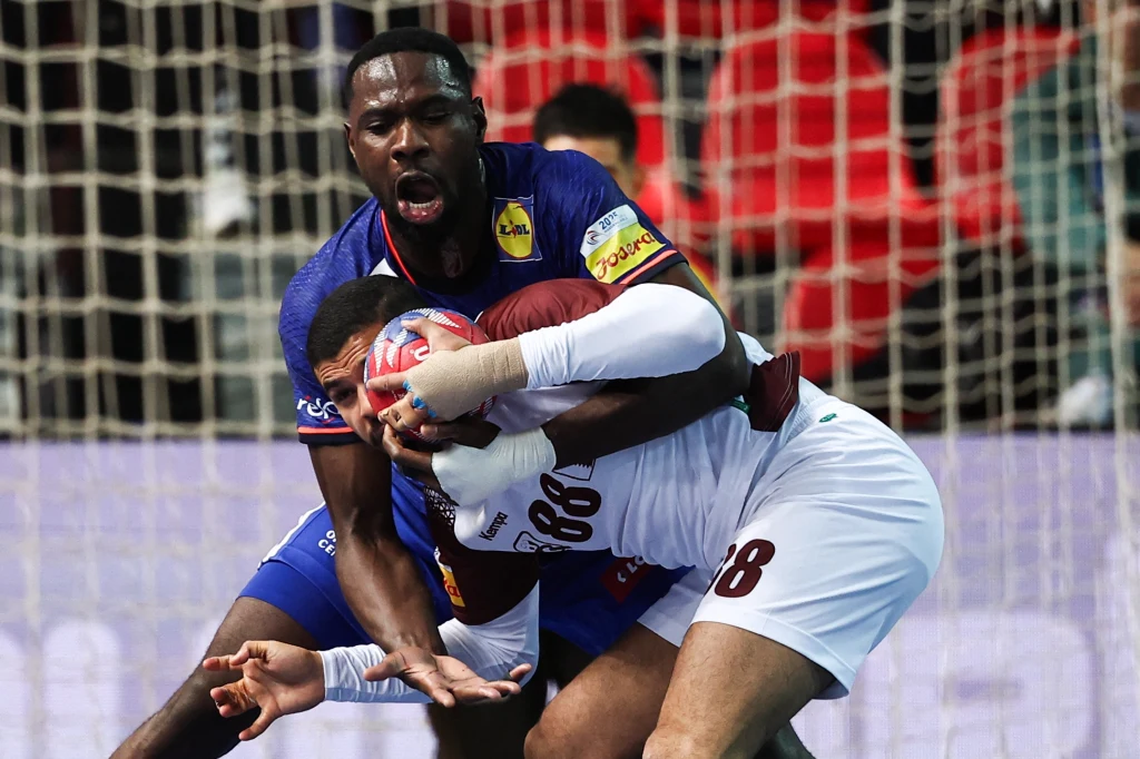 Karl Konan, specjalista od defensywy w reprezentacji Francji. Tu zatrzymuje Moustafę Heibę