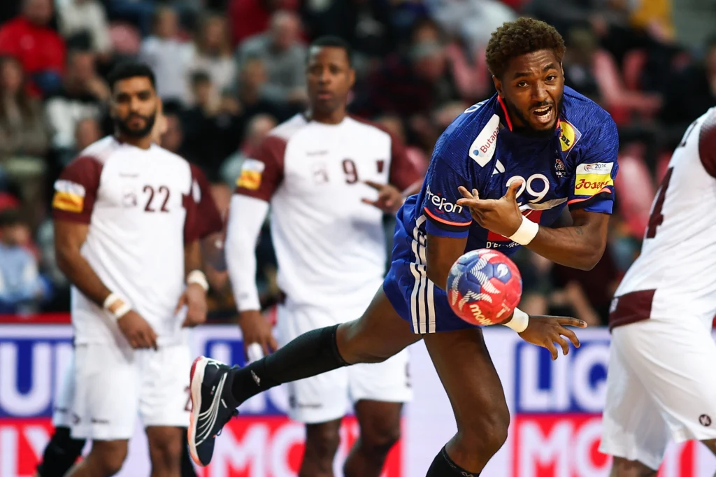 Skrzydłowy Industrii Kielce Benoit Kounkoud też pudłował na potęgę - trafił dwa z sześciu oddanych rzutów