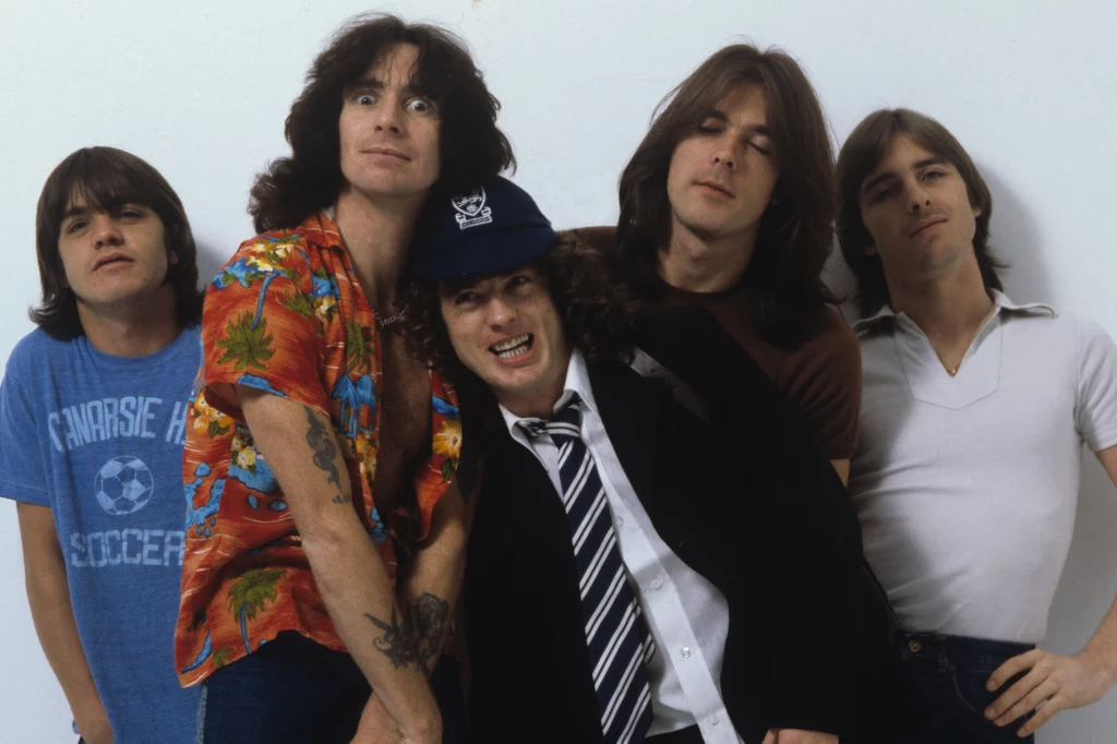 Jeden z pierwszych składów AC/DC: Malcolm Young, Bon Scott, Angus Young, Cliff Williams i Phil Rudd