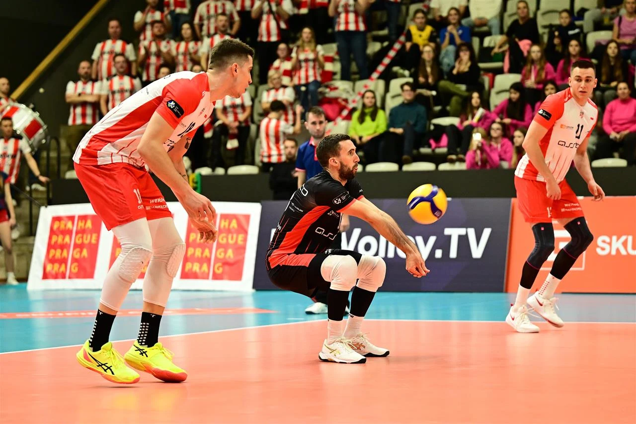 Michał Potera (przyjmuje piłkę) został podstawowym libero Asseco Resovii po kontuzji Pawła Zatorskiego