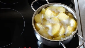Dodaj do garnka z ziemniakami jedną łyżkę. Szybciej się ugotują i będą lepsze w smaku