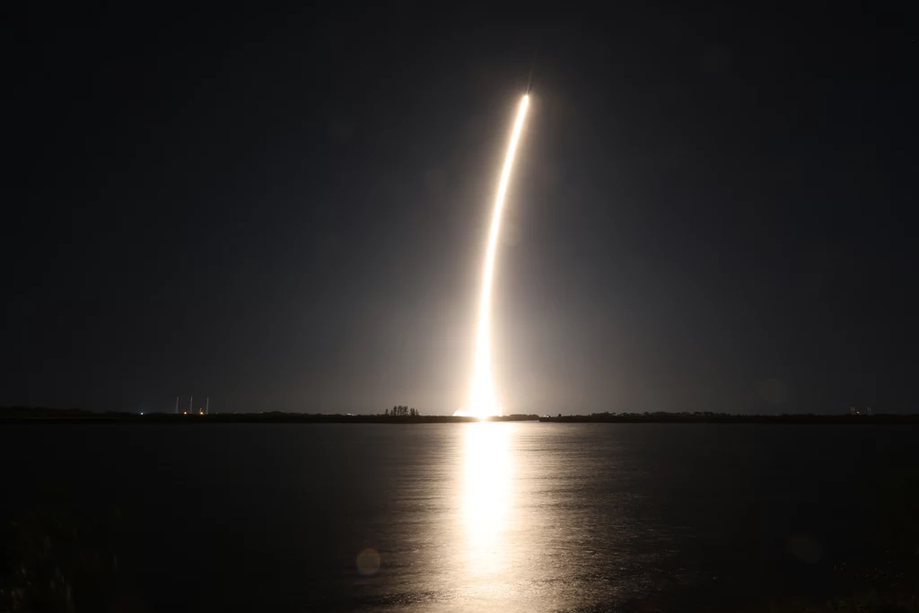 Rakieta Falcon 9, która z rana wyniosła lądowniki księżycowe Blue Ghost i Resilience.