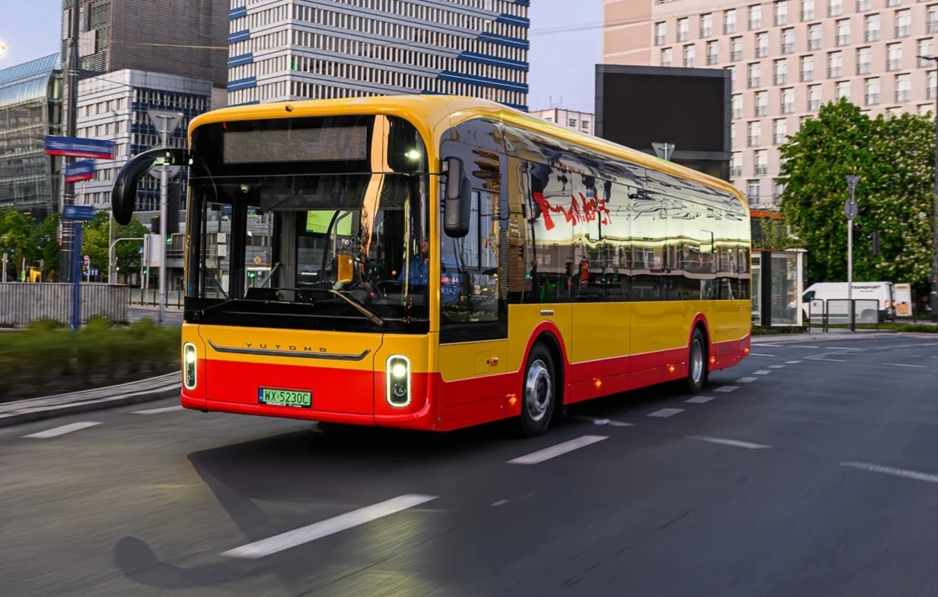 W ten dzień szczególnie warto przesiąść się z auta do komunikacji zbiorowej. Chińskie autobusy już na ulicach Warszawy. Gdzie je spotkamy?