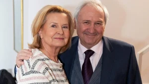 Elżbieta (Barbara Bursztynowicz) wyruszy na pieszą pielgrzymkę do Santiago de Compostela. Jerzy (Andrzej Grabarczyk) nie będzie z tego powodu zbyt szczęśliwy