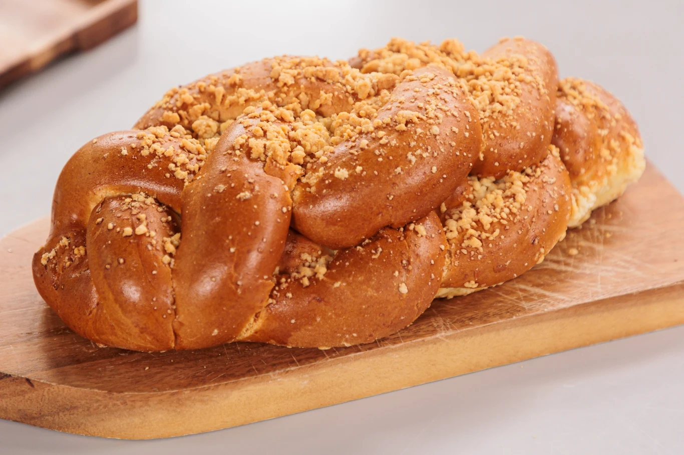 Chałka, którą przygotujesz bez wyrabiania ciasta. Wyjdzie delikatna i puszysta, idealna do podania z ulubionymi dodatkami. 