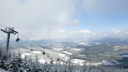 Ośrodek narciarski u podnóża Czarnej Góry oferuje wiele tras dla fanów narciarstwa.