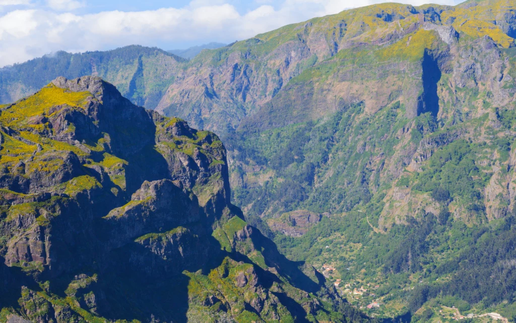 Widok na góry na trasie Pico Ruivo