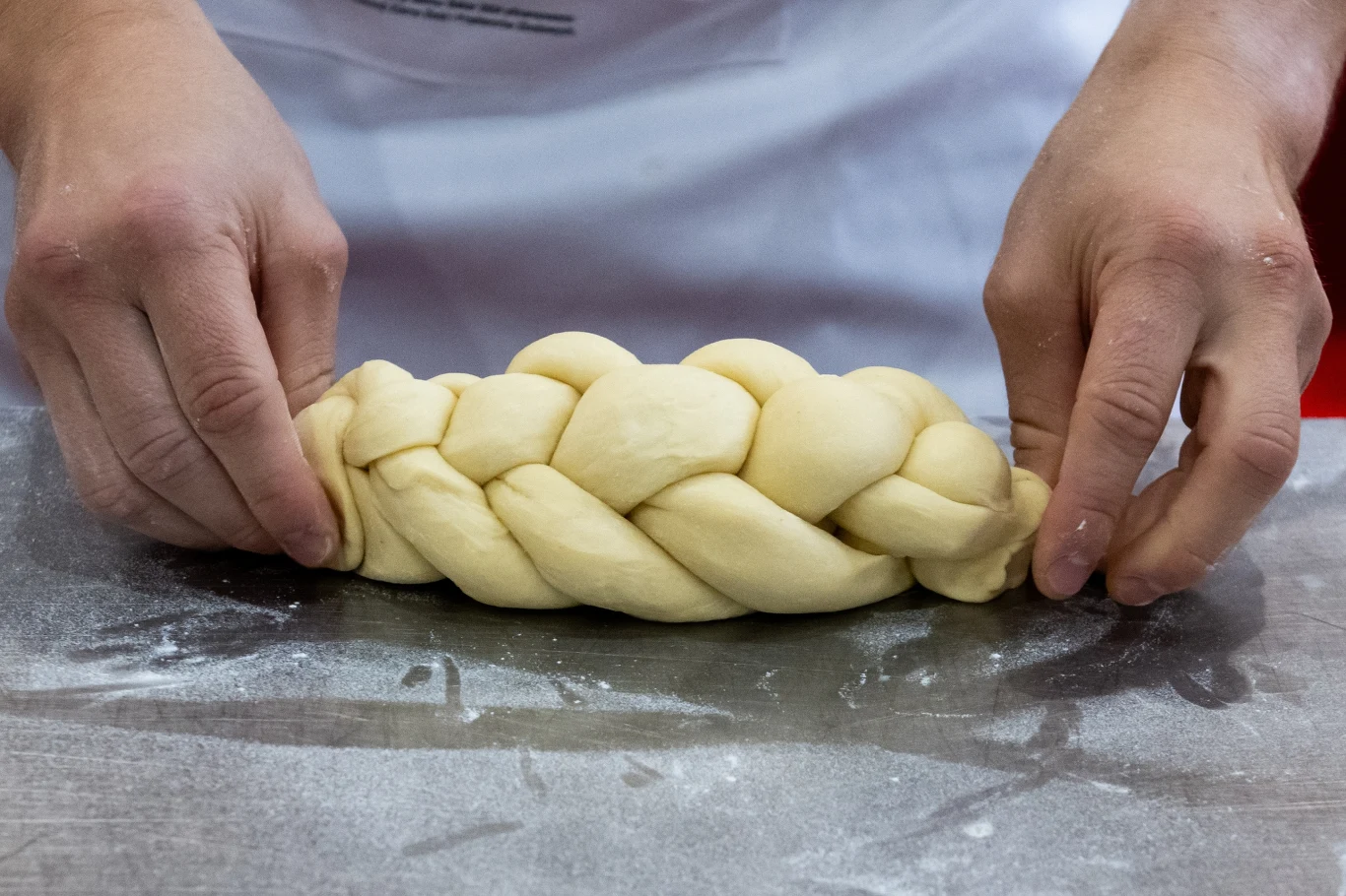 Z trzech wałków ciasta zapleć warkocza, który po upieczeniu stanie się przepyszną chałką. 