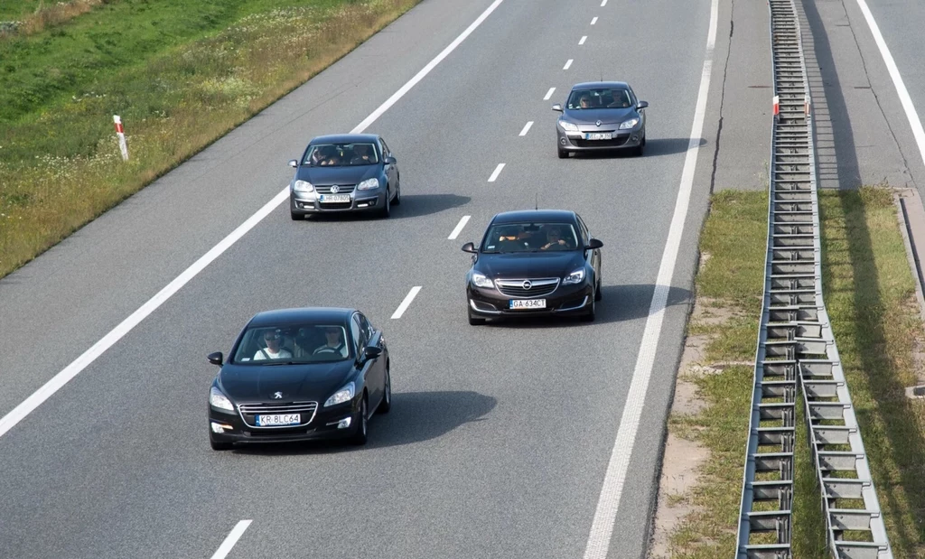 Wyprzedzanie z prawej strony na autostradzie jest w Polsce dozwolone. Ale czy powinno być?