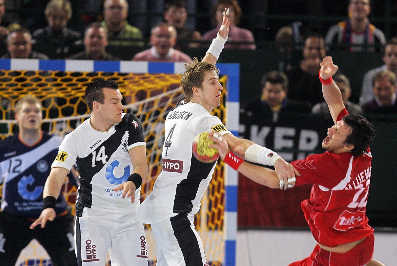 Marcin Lijewski, dziś trener reprezentacji Polski, brutalnie faulowany przez Olivera Roggischa. Polska wygrała wtedy w Halle 27:25, Niemiec wyleciał z boiska Marcin Lijewski, dziś trener reprezentacji Polski, brutalnie faulowany przez Olivera Roggischa. Polska wygrała wtedy w Halle 27:25, Niemiec wyleciał z boiska