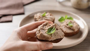 Wątróbka jest najbardziej skoncentrowanym źródłem witaminy A, dlatego dobrym rozwiązaniem będzie także pasztet z jej dodatkiem