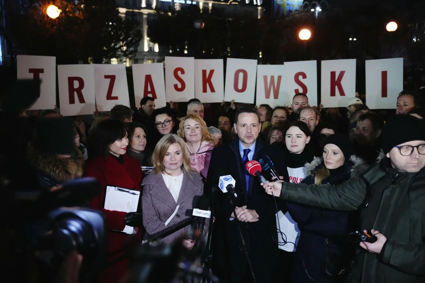 Warszawa. Rafał Trzaskowski rozpoczął akcję zbierania podpisów wyborczych Warszawa. Rafał Trzaskowski rozpoczął akcję zbierania podpisów wyborczych