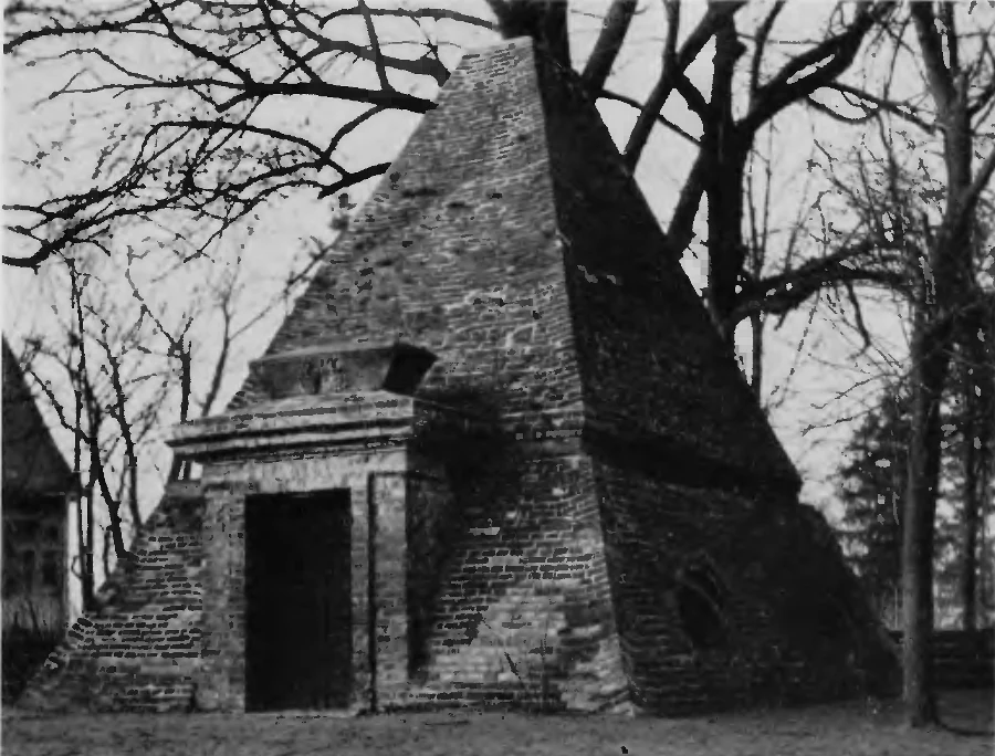 Zdjęcie grobowca z 1937 r. Piramida została wpisana do rejestru zabytków woj. opolskiego w dniu 12 października 2003 r. Zdjęcie grobowca z 1937 r. Piramida została wpisana do rejestru zabytków woj. opolskiego w dniu 12 października 2003 r.