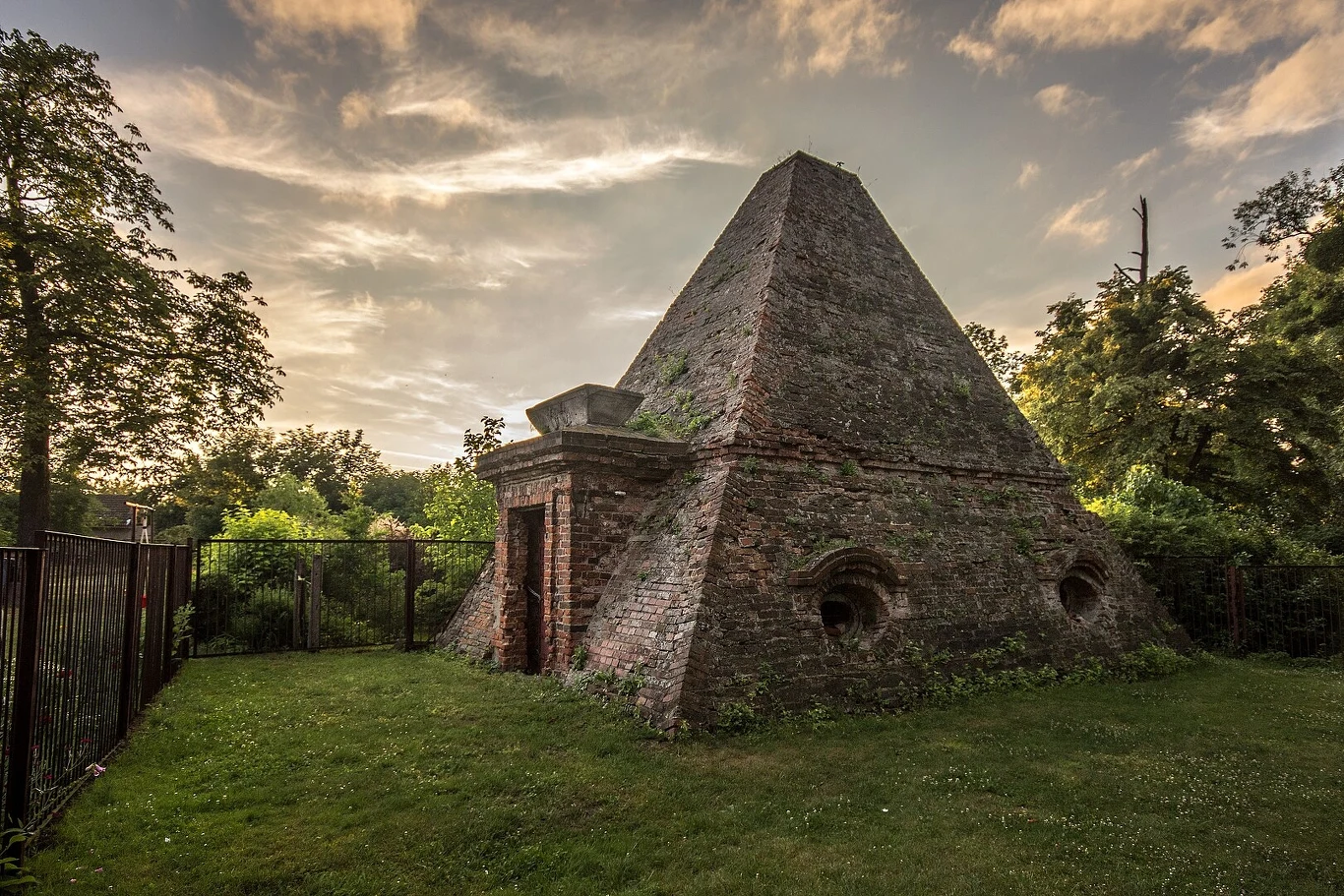 Gdzie w Polsce można znaleźć piramidy? Jeden z takich obiektów znajduje się w woj. opolskim, we wsi Rożnów. Gdzie w Polsce można znaleźć piramidy? Jeden z takich obiektów znajduje się w woj. opolskim, we wsi Rożnów.