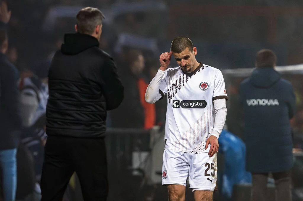 Adam Dźwigała schodzi z murawy obiektu VfL Bochum Adam Dźwigała schodzi z murawy obiektu VfL Bochum
