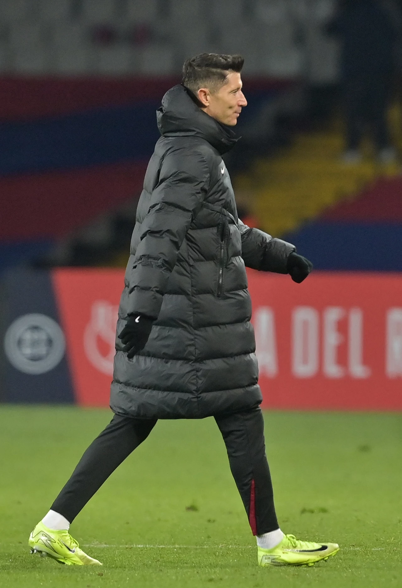 Tuż po końcowym gwizdku Robert Lewandowski wkroczył na murawę z gratulacjami 
