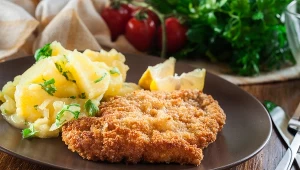 Zapomnij o bułce tartej. Panieruj kotlety w tym, a będą palce lizać