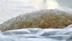 Gdzie wyrzucać woreczki po ugotowaniu ryżu i kaszy? Wciąż trafiają nie tam, gdzie powinny